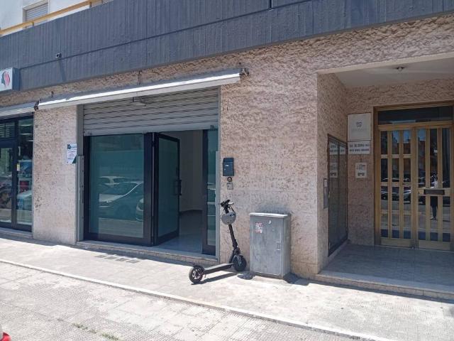 Locale Commerciale in affitto a Puglia, Bari