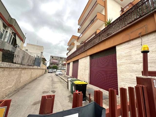 Locale Commerciale in affitto a Puglia, Bari