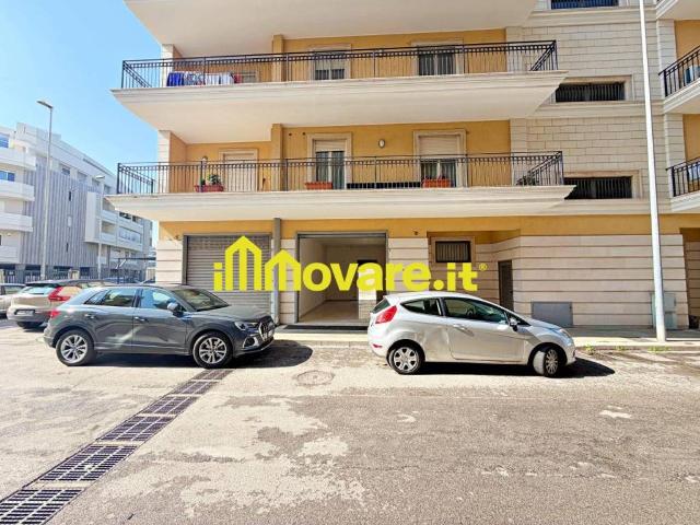 Locale Commerciale in affitto a Puglia, Bari