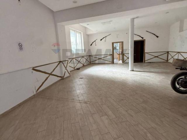 Locale Commerciale in affitto a Puglia, Bari
