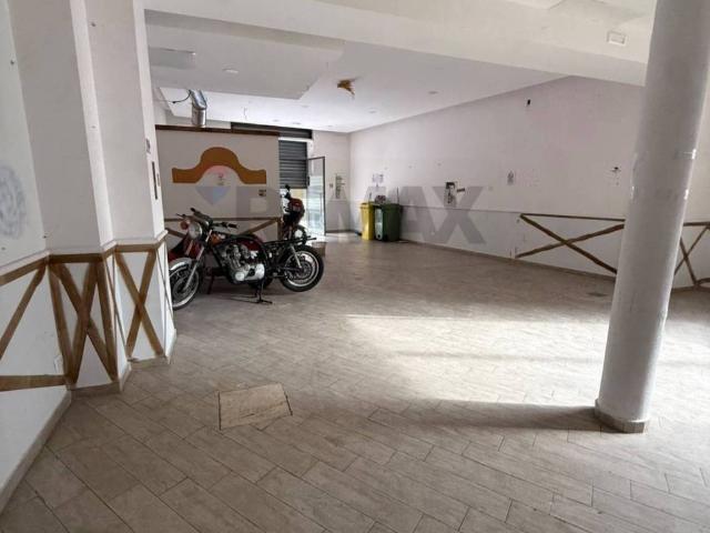 Locale Commerciale in affitto a Puglia, Bari