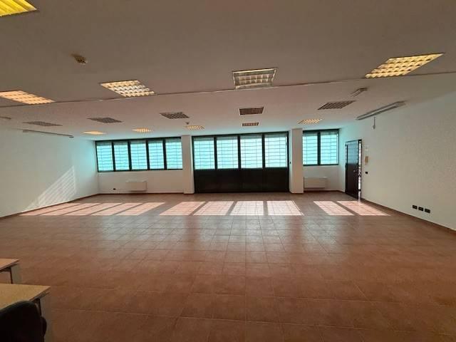 Locale Commerciale in affitto a Triuggio, Tregasio