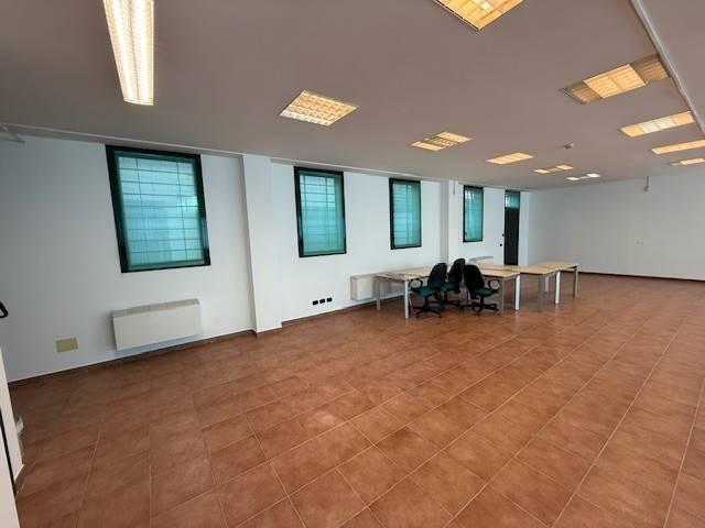 Locale Commerciale in affitto a Triuggio, Tregasio