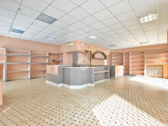 Locale Commerciale in affitto a Piemonte, Vercelli
