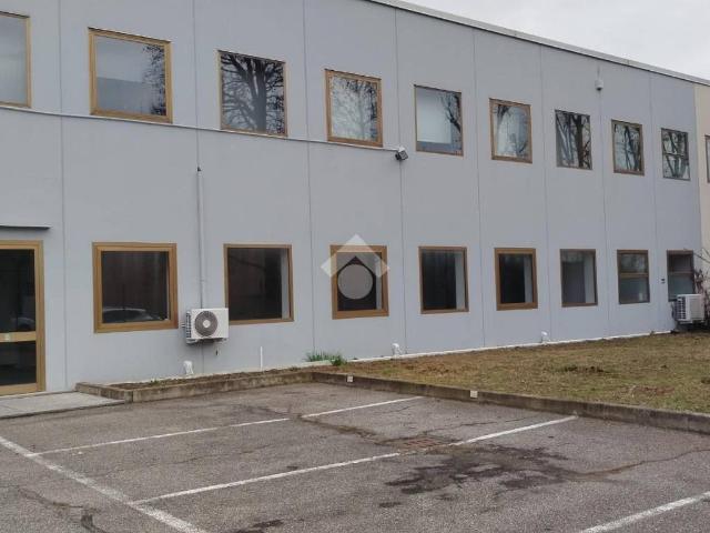 Locale Commerciale in affitto a Turate, Lombardia