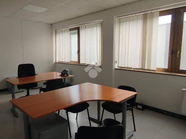 Locale Commerciale in affitto a Turate, Lombardia