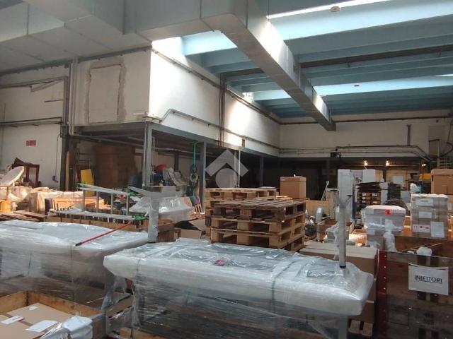 Locale Commerciale in affitto a Turate, Lombardia