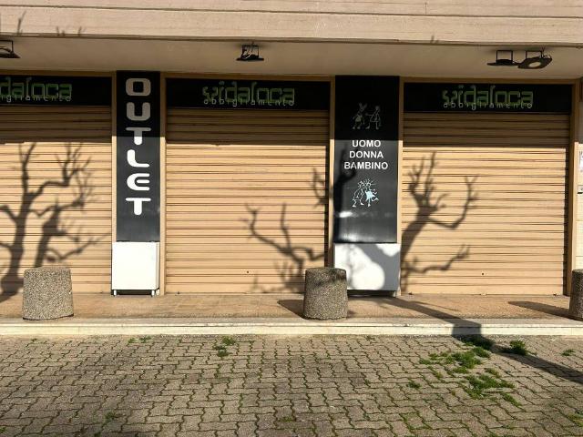 Locale Commerciale in affitto a Puglia, Bari