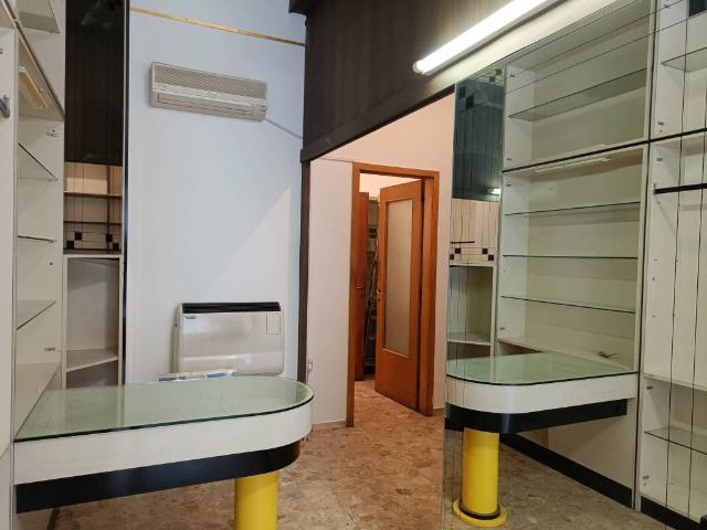 Locale Commerciale in affitto a Borgo Aquileia, Reana Del Roiale