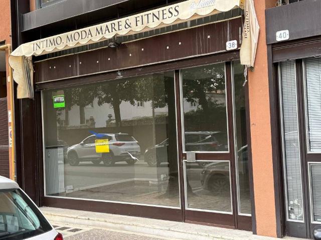 Locale Commerciale in affitto a Borgo Villalta, Reana Del Roiale