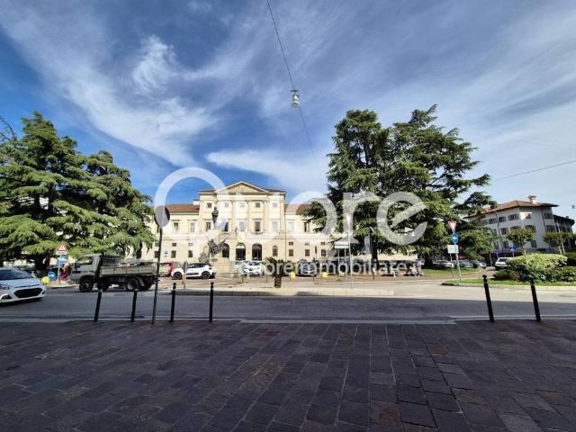 Locale Commerciale in affitto a Borgo Grazzano, Reana Del Roiale