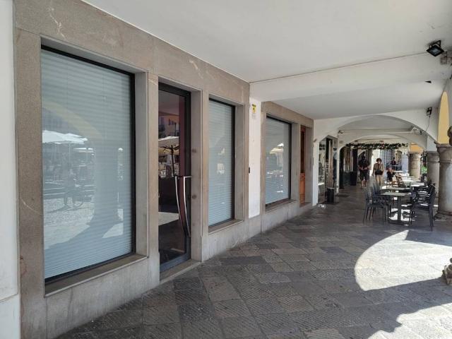 Locale Commerciale in affitto a Borgo Poscolle, Reana Del Roiale