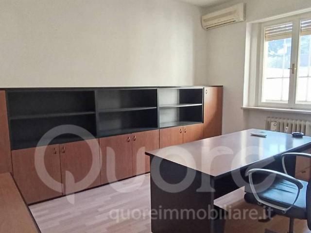 Locale Commerciale in affitto a Borgo Pracchiuso, Reana Del Roiale