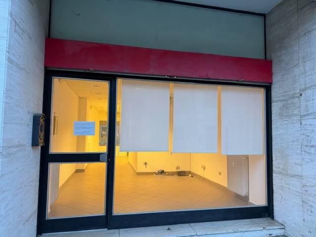 Locale Commerciale in affitto a Borgo di San Lazzaro, Reana Del Roiale