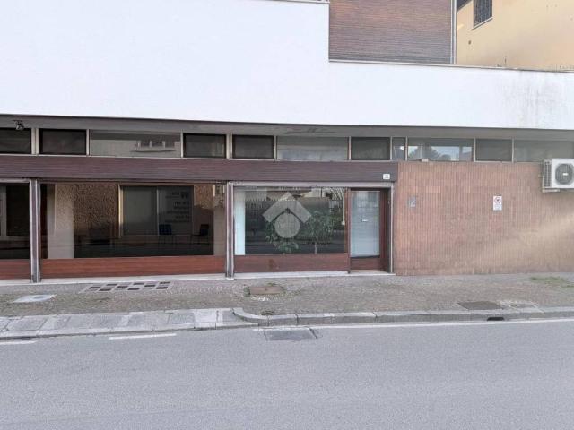 Locale Commerciale in affitto a Paderno, Reana Del Roiale