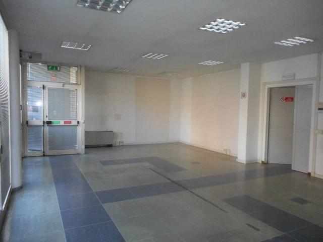 Locale Commerciale in affitto a Borgo Poscolle, Reana Del Roiale