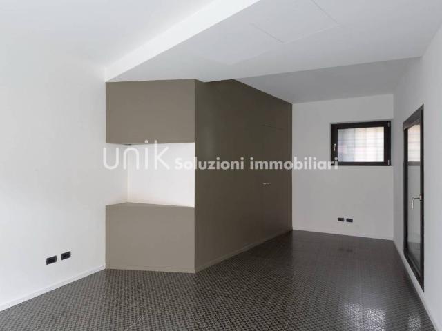 Locale Commerciale in affitto a Borgo di San Lazzaro, Reana Del Roiale