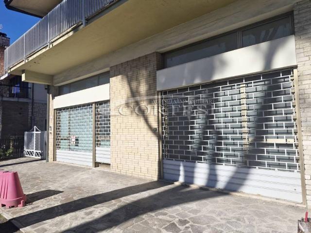 Locale Commerciale in affitto a Umbertide, Umbria