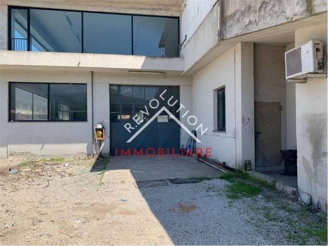 Locale Commerciale in affitto a Umbertide, Perugia