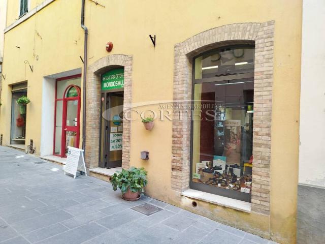 Locale Commerciale in affitto a Umbertide, Umbria