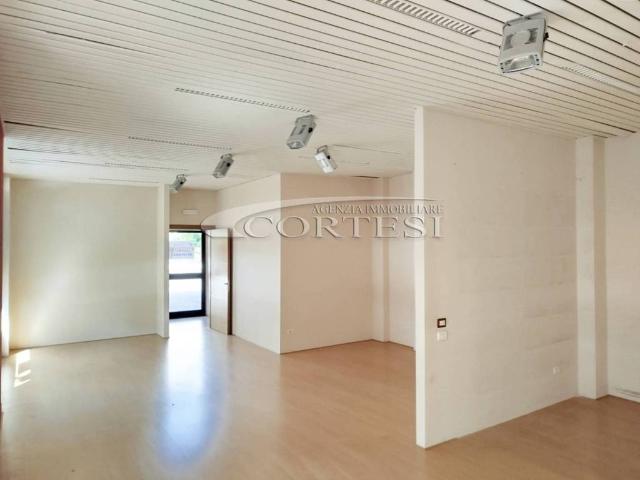 Locale Commerciale in affitto a Umbertide, Perugia