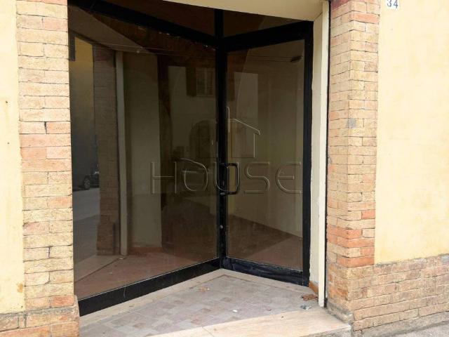 Locale Commerciale in affitto a Umbertide, Umbria