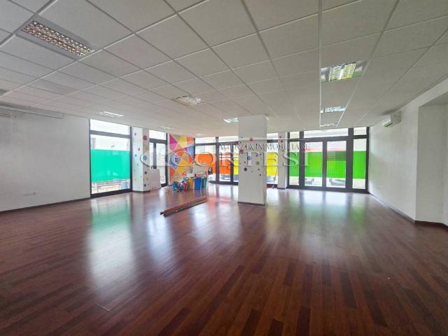 Locale Commerciale in affitto a Umbertide, Umbria