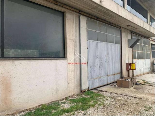 Locale Commerciale in affitto a Umbertide, Umbria