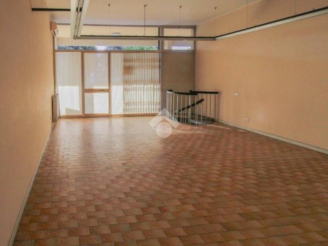 Locale Commerciale in affitto a Urago D'oglio, Lombardia