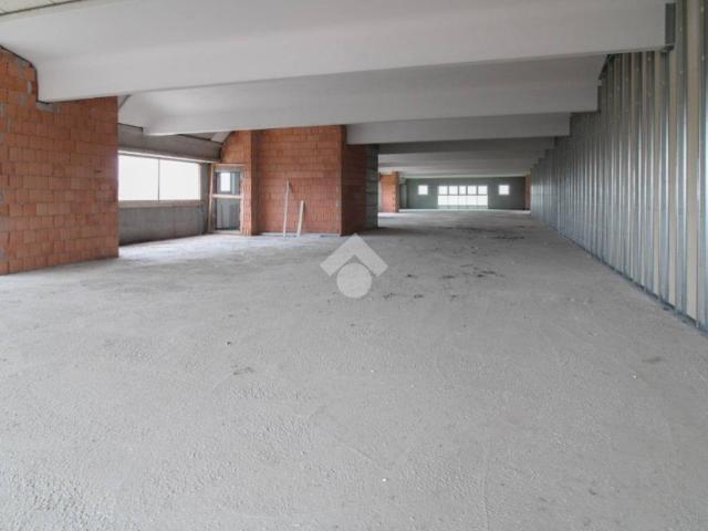 Locale Commerciale in affitto a Urago D'oglio, Lombardia