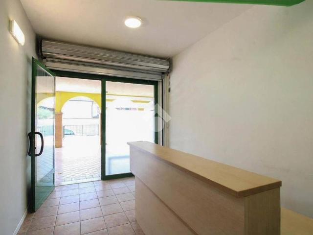 Locale Commerciale in affitto a Urago D'oglio, Lombardia