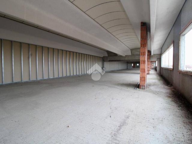 Locale Commerciale in affitto a Urago D'oglio, Lombardia