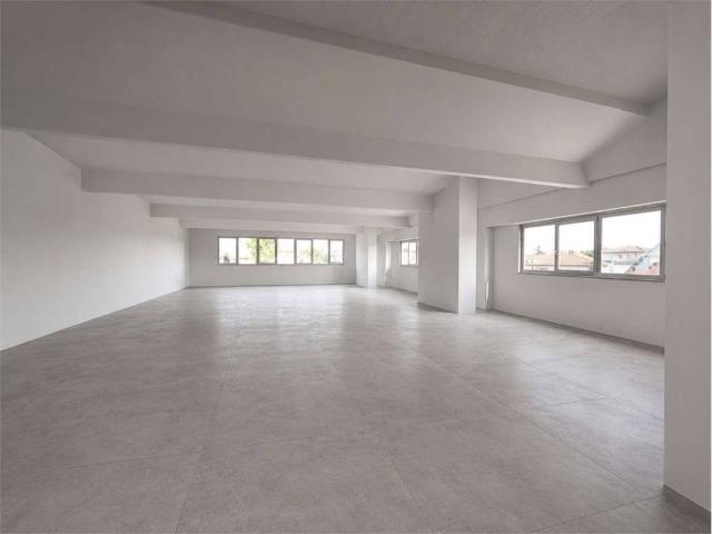 Locale Commerciale in affitto a Urago D'oglio, Lombardia