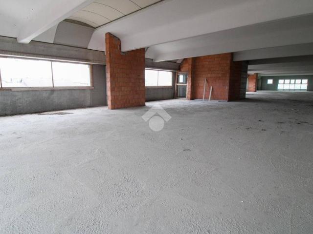 Locale Commerciale in affitto a Urago D'oglio, Lombardia