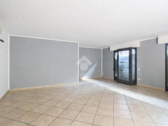Locale Commerciale in affitto a Urago d'Oglio, Brescia