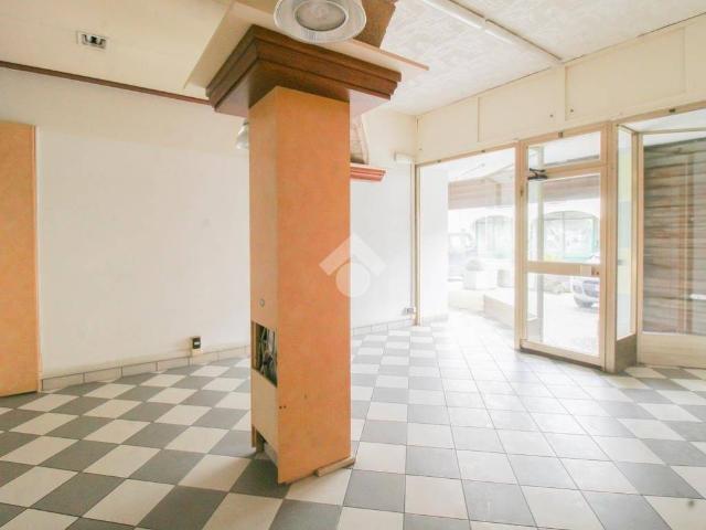 Locale Commerciale in affitto a Urago d'Oglio, Brescia