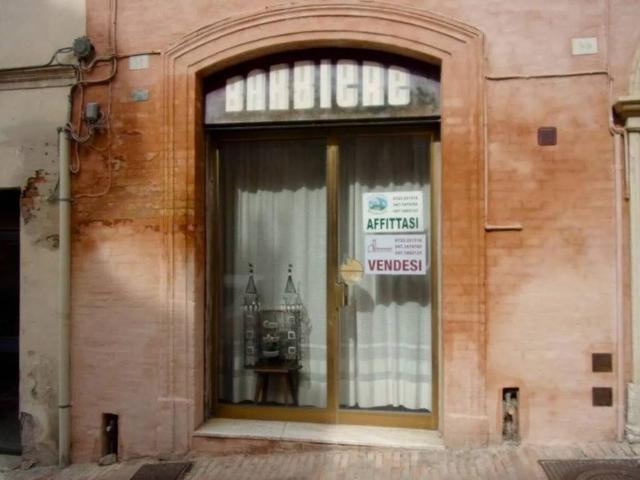 Locale Commerciale in affitto a Marche, Pesaro E Urbino