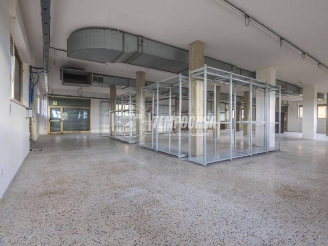 Locale Commerciale in affitto a Marche, Macerata
