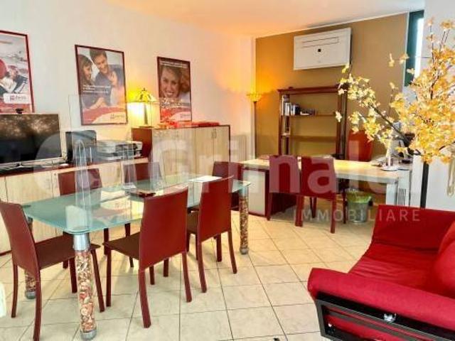 Locale Commerciale in affitto a Usmate Velate, Usmate