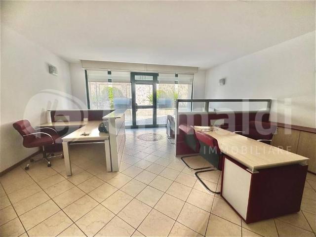 Locale Commerciale in affitto a Usmate Velate, Usmate