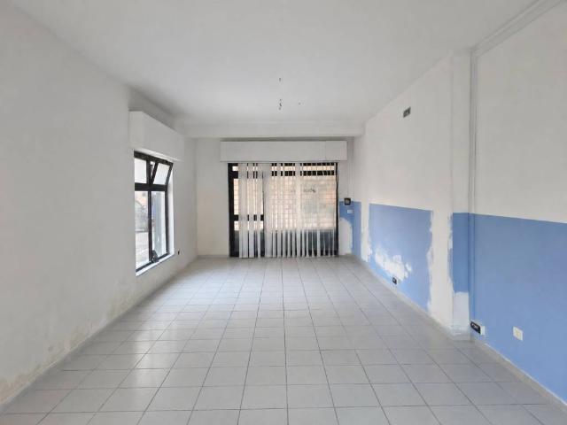 Locale Commerciale in affitto a Vairano Patenora, Campania