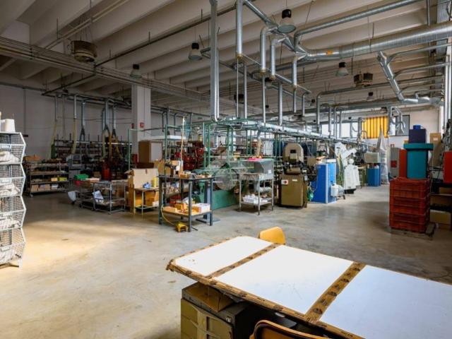 Locale Commerciale in affitto a Zona Artigianale Foroni, Valeggio Sul Mincio