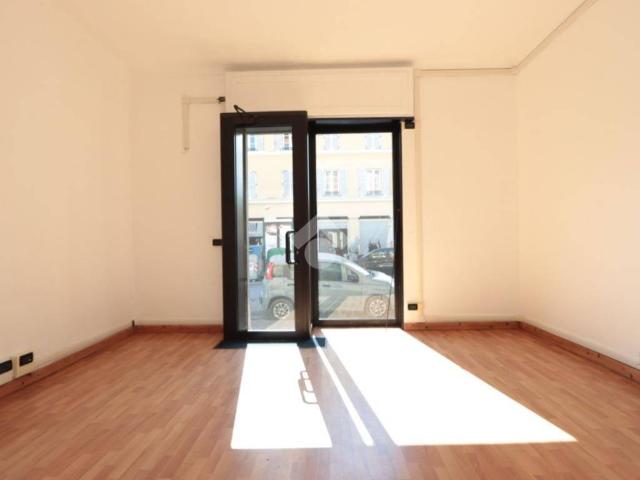 Locale Commerciale in affitto a Fontanile, Piemonte