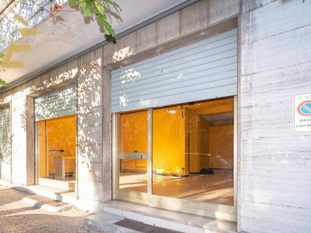 Locale Commerciale in affitto a Fontanile, Piemonte