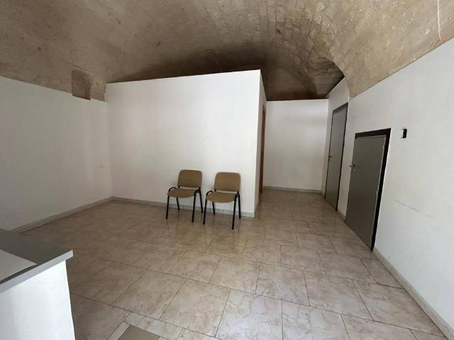 Locale Commerciale in affitto a Valenzano San Lorenzo, Puglia