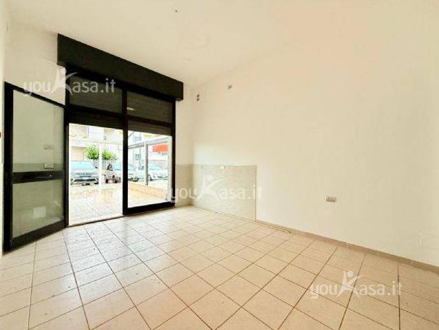 Locale Commerciale in affitto a Valenzano San Lorenzo, Puglia