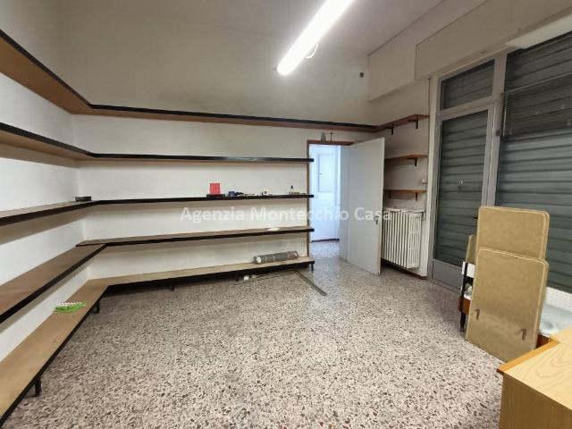 Locale Commerciale in affitto a Vallefoglia, Marche