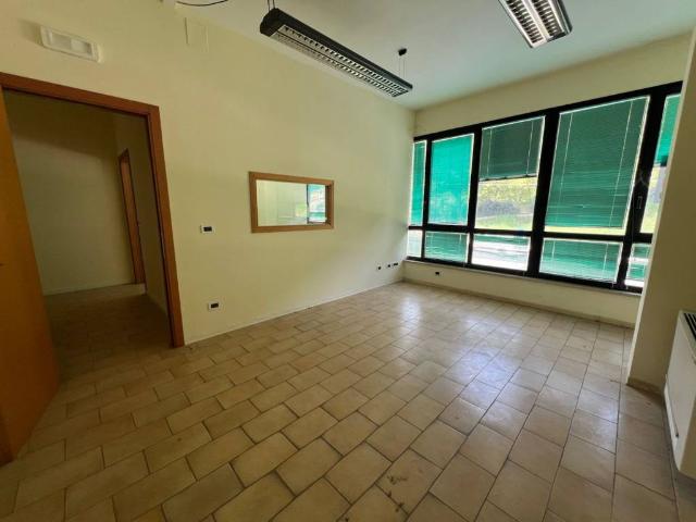Locale Commerciale in affitto a Vallefoglia, Marche