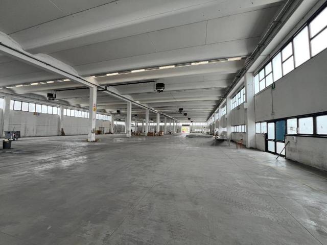 Locale Commerciale in affitto a Vallefoglia, Marche