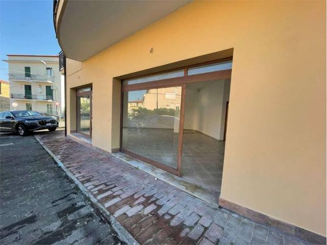 Locale Commerciale in affitto a Vallo Della Lucania, Campania